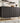 Buffet noir minimaliste indépendant avec portes au design unique, idéal pour le rangement dans la salle à manger et le salon